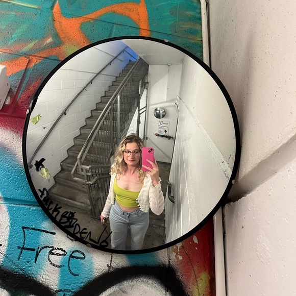 Meet your Posher, Malia - Picture 1 of 5